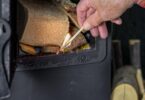 Rozdíl mezi dřevěnými a uhelnými briketami se při vytápění projevuje zejména množstvím popela, čistotou provozu a možnostmi regulace hoření.
