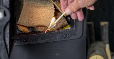 Rozdíl mezi dřevěnými a uhelnými briketami se při vytápění projevuje zejména množstvím popela, čistotou provozu a možnostmi regulace hoření.